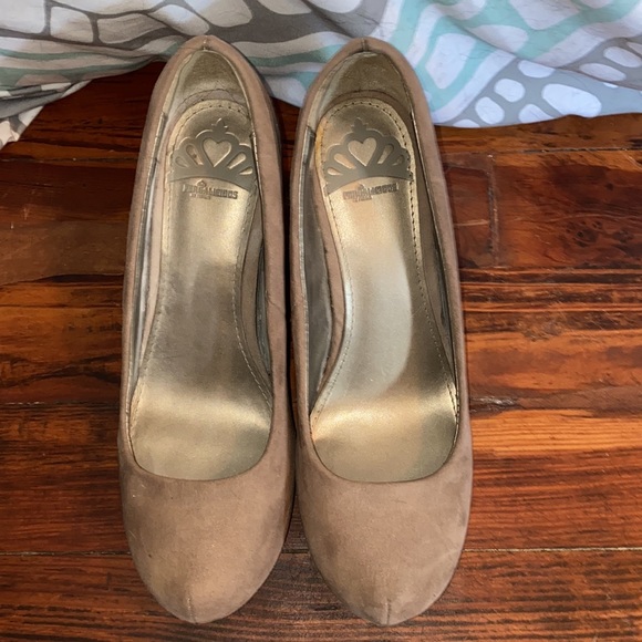 Fergalicious size 8.5 pumps - Picture 3 of 5